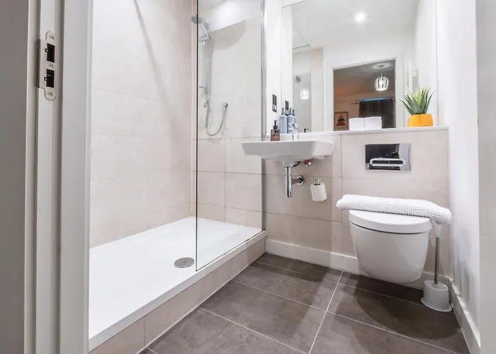 Manchester 2Br Townhouse & Parking, Spring *