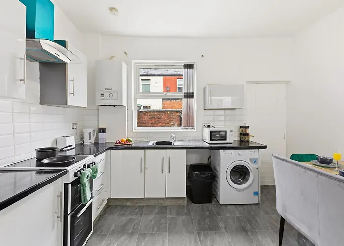 Manchester 2 Bedroom 5 Beds House 10 Minutes Away From City Centre And Hospitals On Street Parking ,Great For Long Term Stays Contractors And Hospital Workers * 曼彻斯特