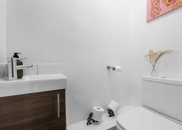 The Vibe & Play Hangout - Hot Tub Retreat