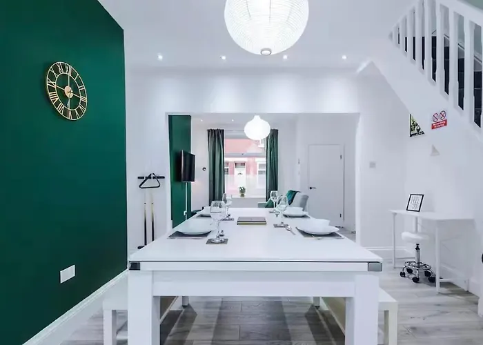 Modern 2-bed House Near Centre - Sleeps 6