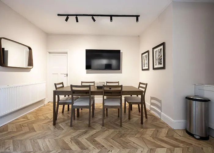 Dom wakacyjny Detached House In Prestwich Sleeps 10 With Parking