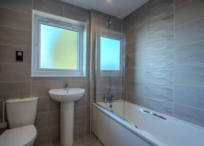 Modern 2-bed In Swinton By Mcpi Hosting, Perfect For Families & Contractors *