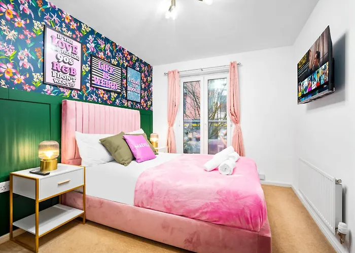 Stylish 4 Bed House With Garden - 4 Doubles Beds & 1 Single Bed - Sleeps 9 - Salford - Free Parking - Smart Tvs In Every Bedroom - Free Netflix - 6 Min To Centre, Close To Trafford Centre, Etihad Stadium, Arena, Clubs & Mor Vakantiehuis