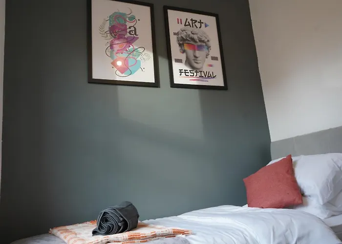 Feriehus Spacious 3-bedroom Near Centre With Parking Manchester