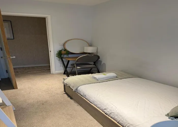 Stylish Townhouse With Parking - Pass The Keys *