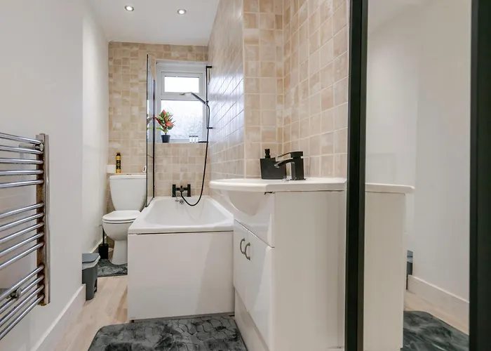 4 Bedroom Serviced House Ideal For Business & Long Term With Free Parking