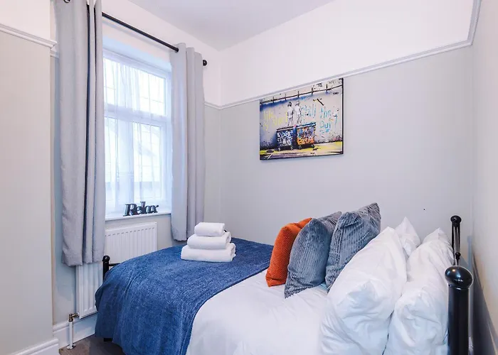 Ideal Group 3br House For 8 Parking 맨체스터