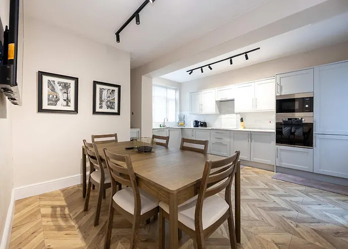 Detached House In Prestwich Sleeps 10 With Parking Dom wakacyjny Manchester