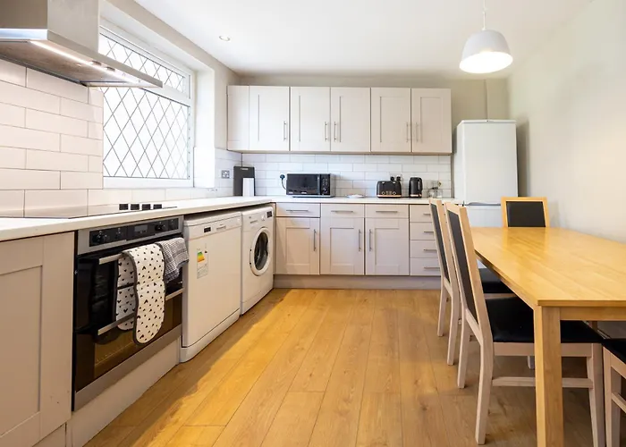 3-bed Didsbury M20 Parking Long *