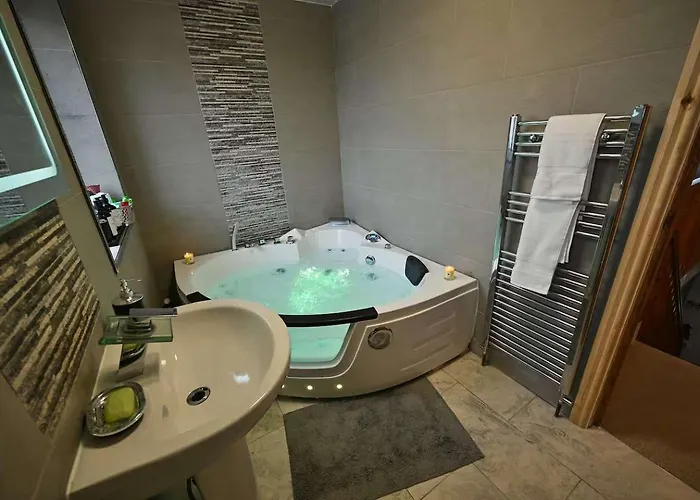 Elegant With Hot Tub * 맨체스터