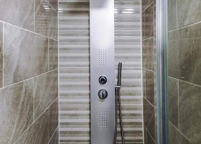 Sleeps 13, Free Parking, Near Etihad & C0-0p Live, 4br