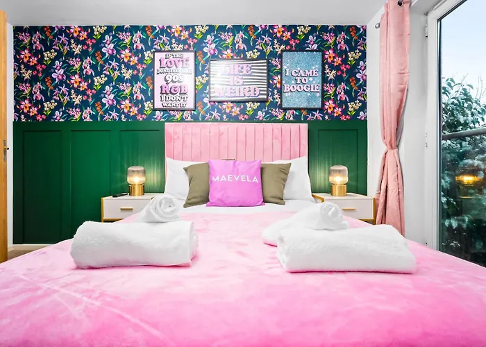 Stylish 4 Bed House With Garden - 4 Doubles Beds & 1 Single Bed - Sleeps 9 - Salford - Free Parking - Smart Tvs In Every Bedroom - Free Netflix - 6 Min To Centre, Close To Trafford Centre, Etihad Stadium, Arena, Clubs & Mor *