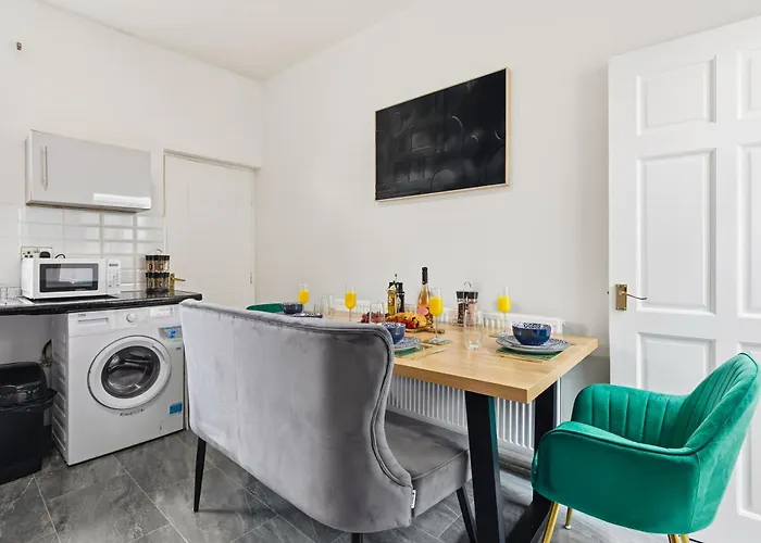 Manchester 2 Bedroom 5 Beds House 10 Minutes Away From City Centre And Hospitals On Street Parking ,Great For Long Term Stays Contractors And Hospital Workers Dom wakacyjny Manchester