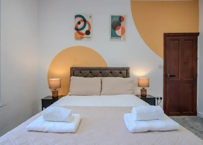 Modern & Spacious 4-bedroom Home, Family & Contractor Friendly, Feriehus