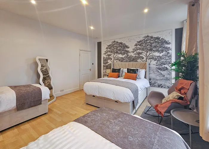 Massive And Stylish 5 Bed House - Sleeps 13 - Free Parking *