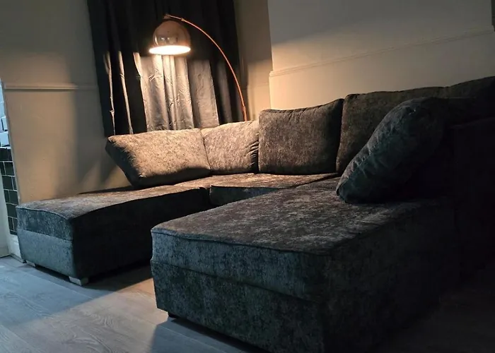 Spacious 3Br Home With Free Parking Ideal For Business & Contractor Stays Sleeps Up To 6 Dom wakacyjny *