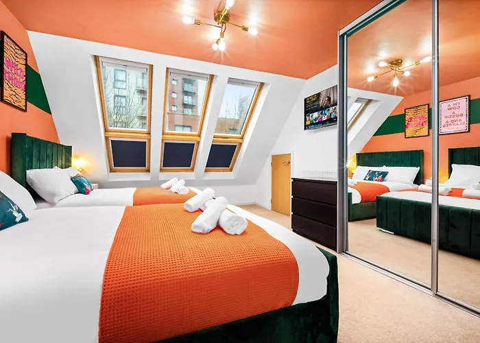 Stylish Manchester 4 Bed House With Garden - 4 Doubles Beds & 1 Single Bed - Sleeps 9 - Salford - Free Parking - Smart Tvs In Every Bedroom - Free Netflix - 6 Min To City Centre, Close To Trafford Centre, Etihad Stadium, Manchester Arena, Clubs & Mor