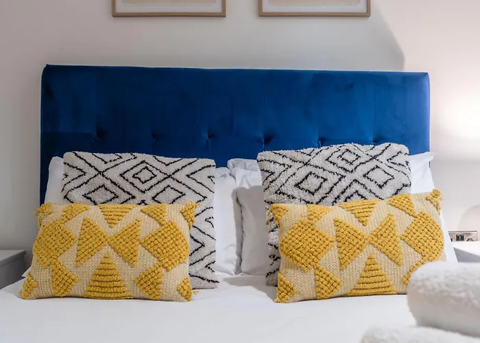 Manchester 2Br Townhouse & Parking, Spring