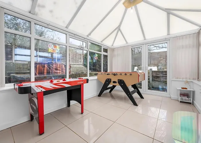 The Vibe & Play Hangout - Hot Tub Retreat *