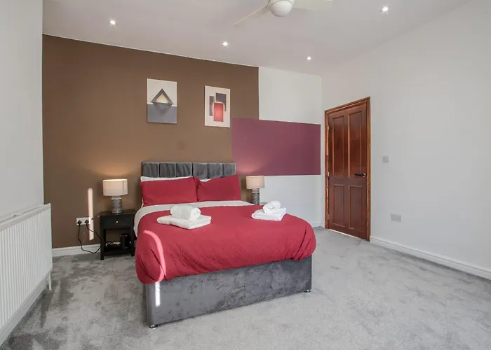 Modern & Spacious 4-bedroom Home, Family & Contractor Friendly, Feriehus Manchester