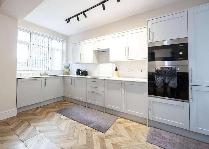 Feriehus Detached House In Prestwich Sleeps 10 With Parking Manchester