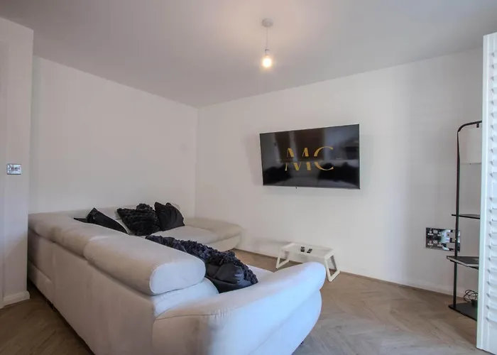 Modern 2-bed House In Swinton - Private Parking 펜션 맨체스터