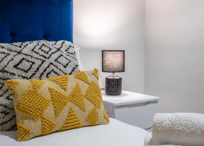 Manchester 2Br Townhouse & Parking, Spring * Manchester