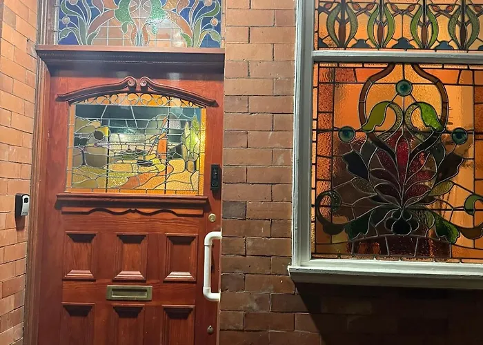 Large Luxury 4 Bedroom With Parking