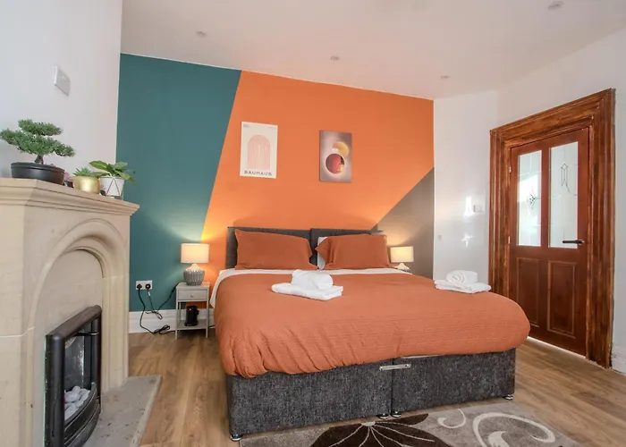 Modern & Spacious 4-bedroom Home, Family & Contractor Friendly, 맨체스터