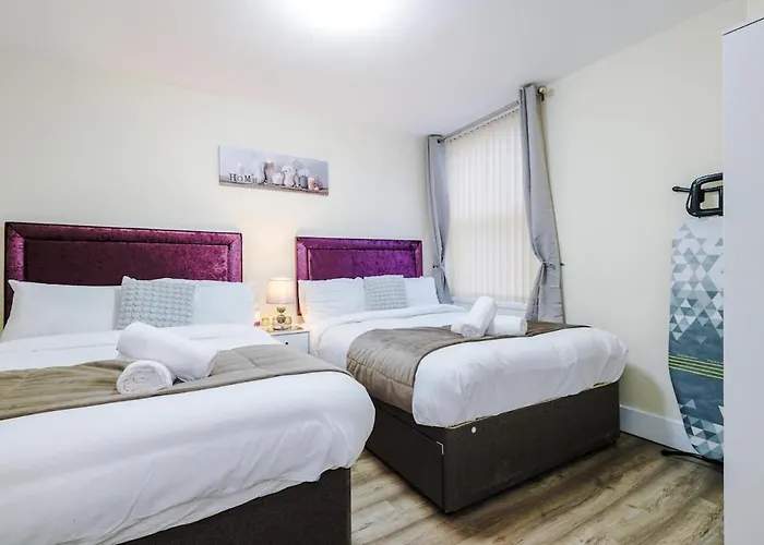 Сasa de vacaciones Sleeps 13, Free Parking, Near Etihad & C0-0p Live, 4br Mánchester