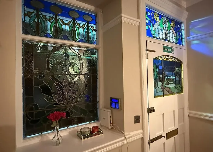 Holiday home Large Luxury 4 Bedroom With Parking