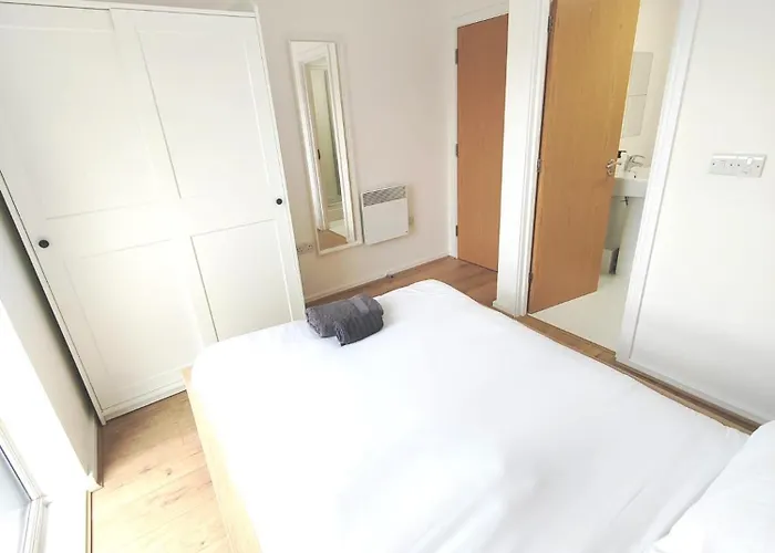 Modern Private In Shared 2 Bed Flat Camp St Rum i privatbostad