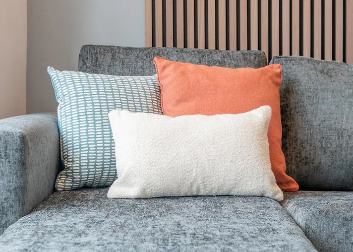 Stylish Comfort Retreat - Salford, Sleeps 8