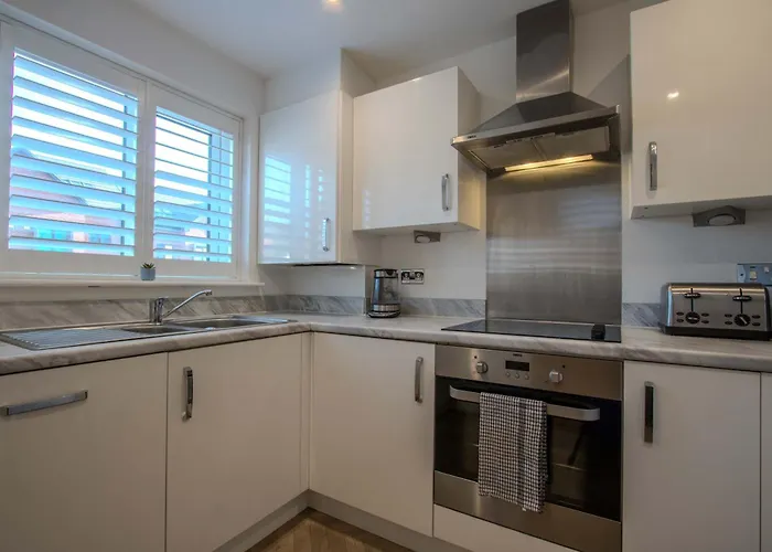 Modern 2-bed House In Swinton - Private Parking 펜션 맨체스터