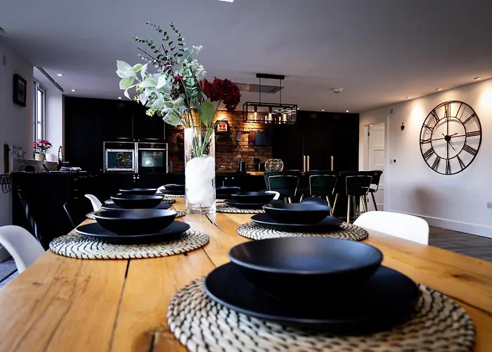 Stunning Family With Hot Tub In Worsley 펜션 맨체스터