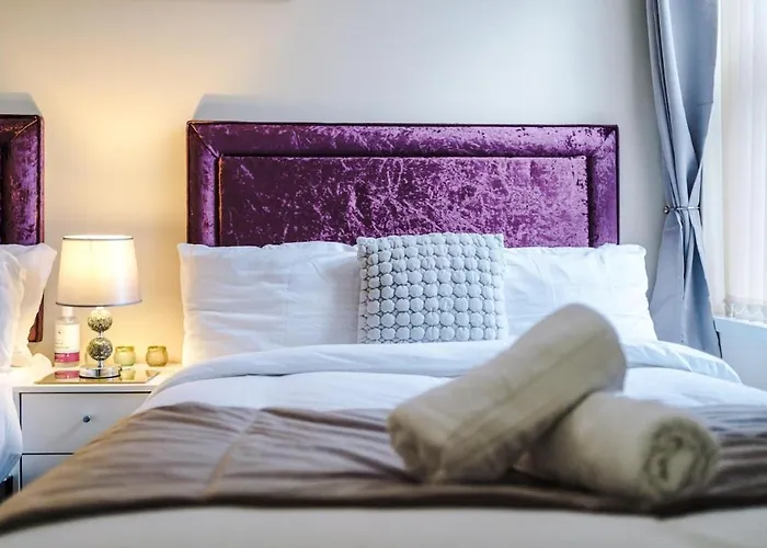 Sleeps 13, Free Parking, Near Etihad & C0-0p Live, 4br *