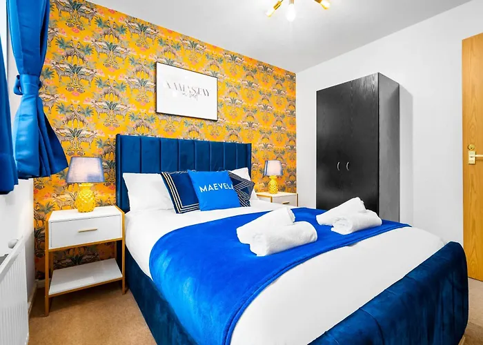 Stylish Manchester 4 Bed House With Garden - 4 Doubles Beds & 1 Single Bed - Sleeps 9 - Salford - Free Parking - Smart Tvs In Every Bedroom - Free Netflix - 6 Min To City Centre, Close To Trafford Centre, Etihad Stadium, Manchester Arena, Clubs & Mor 펜션 *