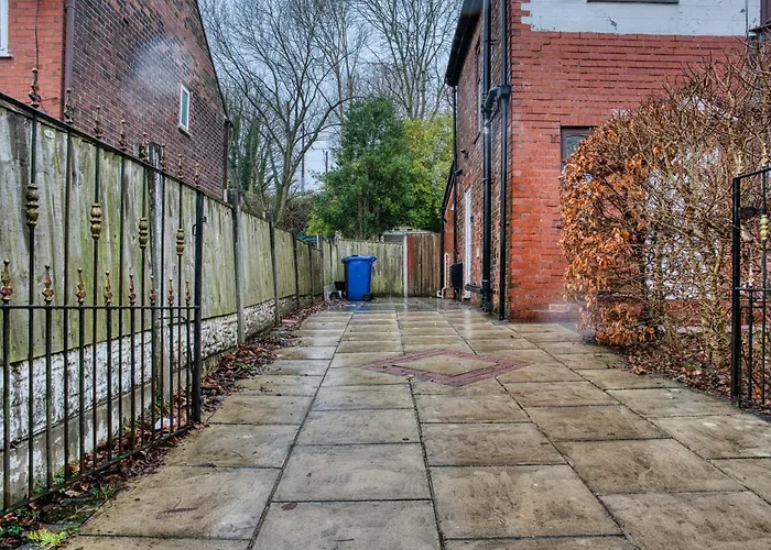 3 Bedrooms Sleeps 7 Free Parking *