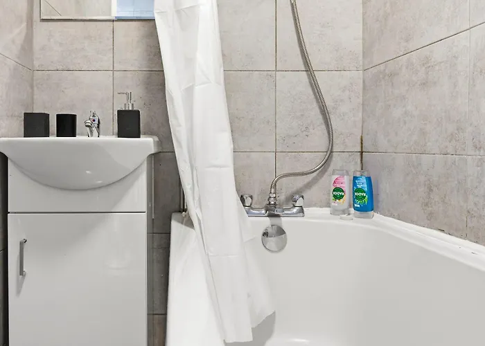 Manchester 2 Bedroom 5 Beds House 10 Minutes Away From City Centre And Hospitals On Street Parking ,Great For Long Term Stays Contractors And Hospital Workers *