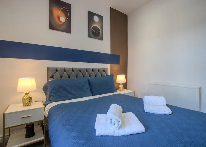 Modern & Spacious 4-bedroom Home, Family & Contractor Friendly, 펜션 맨체스터