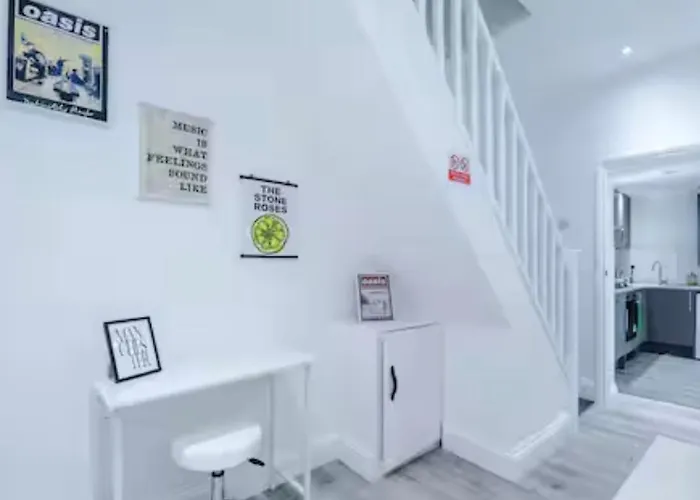 펜션 Modern 2-bed House Near Centre - Sleeps 6 *