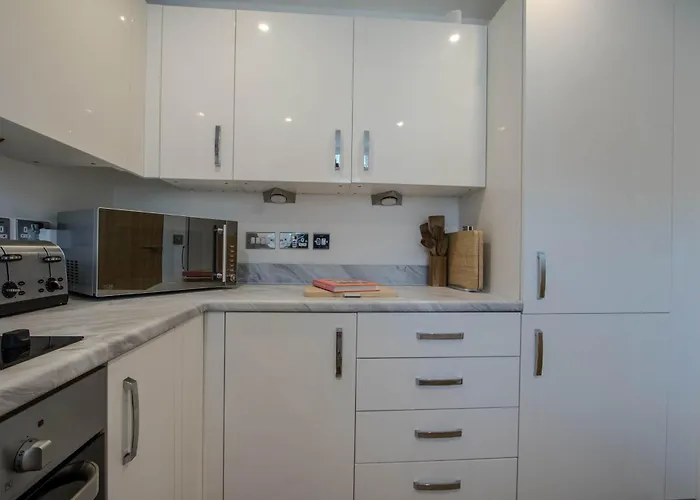 Modern 2-bed In Swinton By Mcpi Hosting, Perfect For Families & Contractors