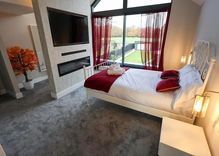 Stunning Family With Hot Tub In Worsley 펜션 *