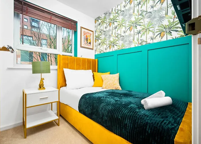 Stylish 4 Bed House With Garden - 4 Doubles Beds & 1 Single Bed - Sleeps 9 - Salford - Free Parking - Smart Tvs In Every Bedroom - Free Netflix - 6 Min To Centre, Close To Trafford Centre, Etihad Stadium, Arena, Clubs & Mor *