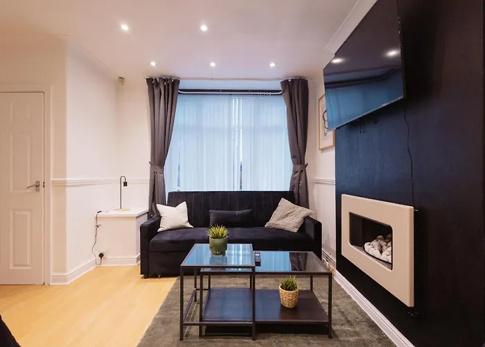 3 Bedroom House In Salford - Sleeps 6 Guests, Contractors, Groups, Families, Business, Leisute & Relocation Welcome, 15 Minutes From Centre, Fast Wi-fi, Smart Tv In Each Bedroom & Free Parking, Long And Short Welcome マンチェスター