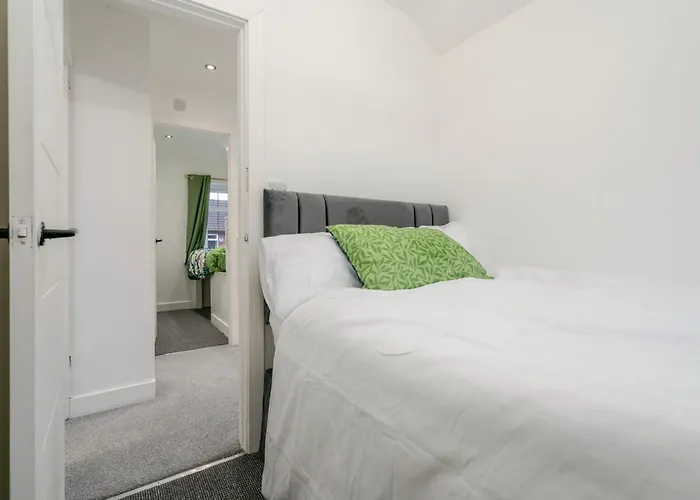 Spacious 4 Bed Ideal For Business & Long Term Stays, Free Parking Manchester