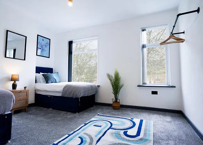 Spacious 3-bedroom Near Centre With Parking