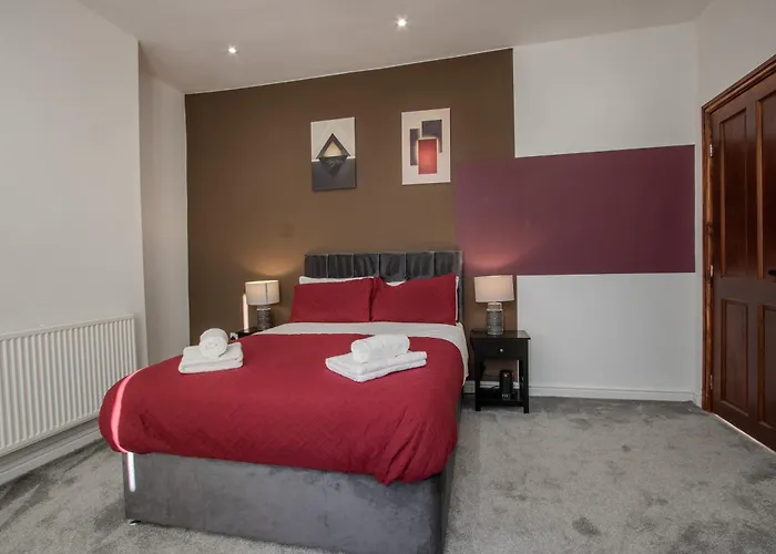 Feriehus Modern & Spacious 4-bedroom Home, Family & Contractor Friendly, Manchester