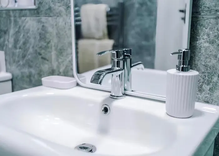 Modern 2-bed House Near Centre - Sleeps 6 *