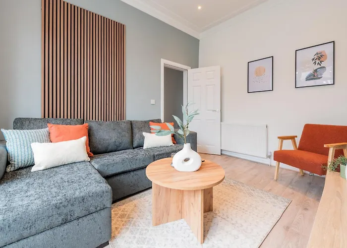 Stylish Comfort Retreat - Salford, Sleeps 8 Tatil Evi *